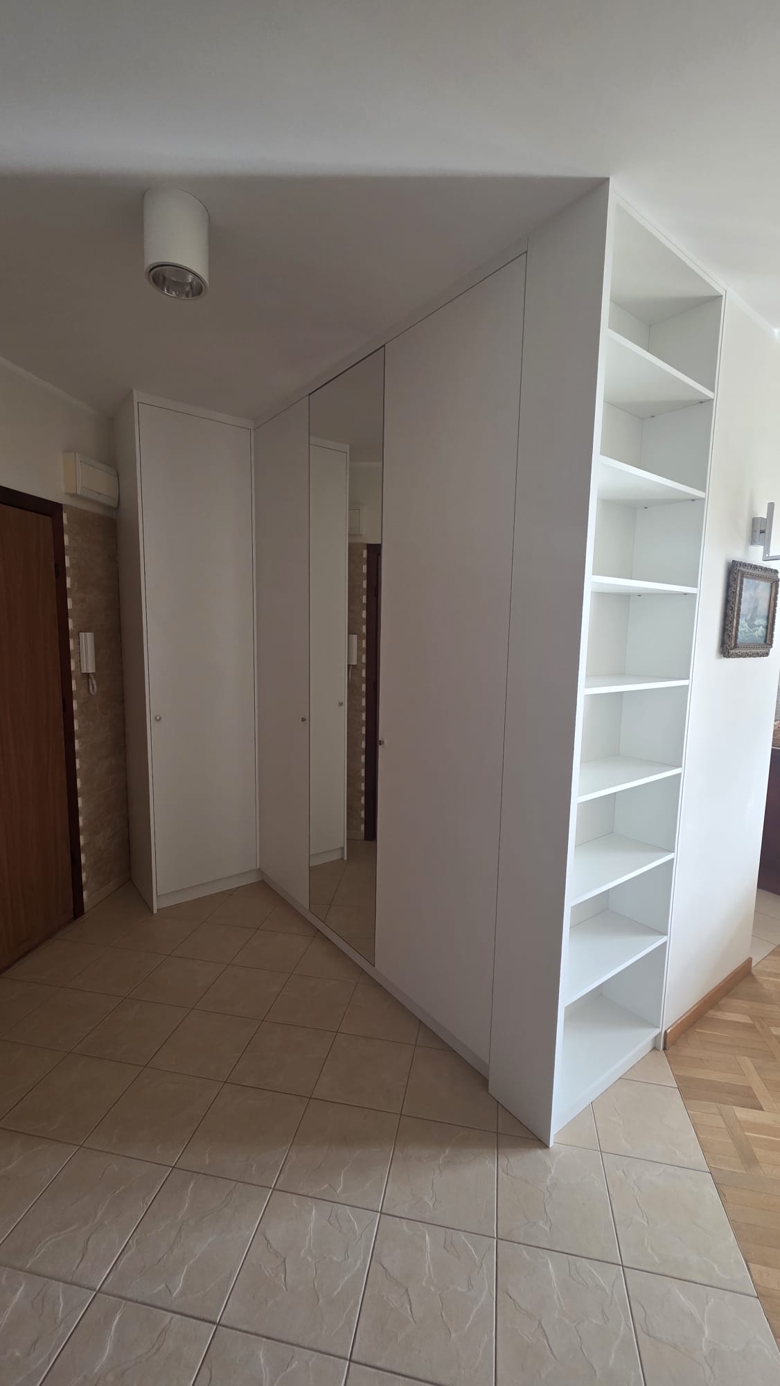 Zabudowa narożna do przedpokoju - ujęcie boczne